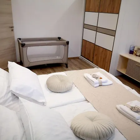 Citylux Apartman-ingyenes Parkolas Apartament *